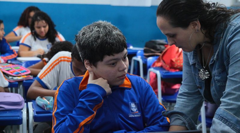 Aluno que perdeu a visão reencontra autonomia em escola da rede municipal de Nova Iguaçu
