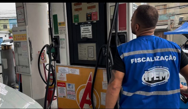 Dispositivos eletrônicos são encontrados em bombas de combustível e posto é interditado em Rocha Miranda