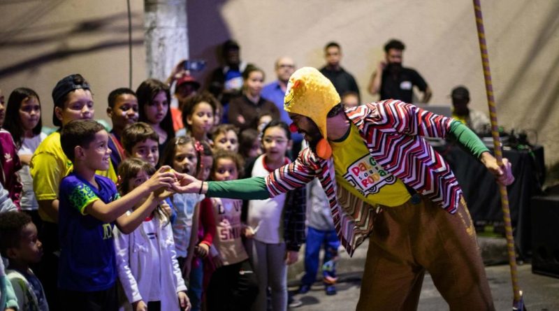 Palco Sobre Rodas inicia 4ª temporada nesta quarta-feira (12) e leva cultura gratuita a cerca de 70 bairros de Volta Redonda