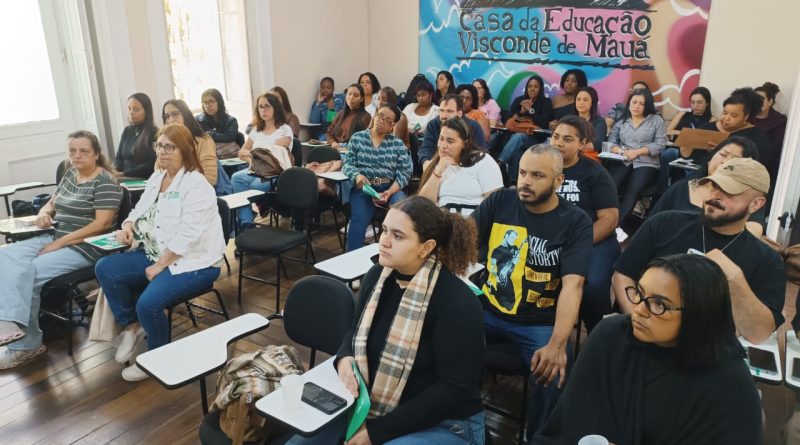 Equipes da Prefeitura de Petrópolis passam por capacitação sobre tarifa e desconto sociais de energia elétrica