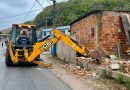 Prefeitura de Pinheiral realiza ação preventiva e remove muro irregular no bairro Três Poços