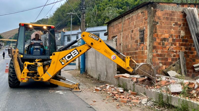 Prefeitura de Pinheiral realiza ação preventiva e remove muro irregular no bairro Três Poços