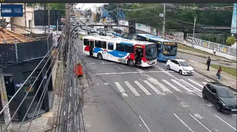Ônibus são usados como barricadas em vias da Zona Norte