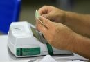 Dois últimos eleitores acompanham impressão do boletim de urna   Fonte: Agência Senado