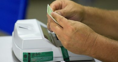 Dois últimos eleitores acompanham impressão do boletim de urna   Fonte: Agência Senado
