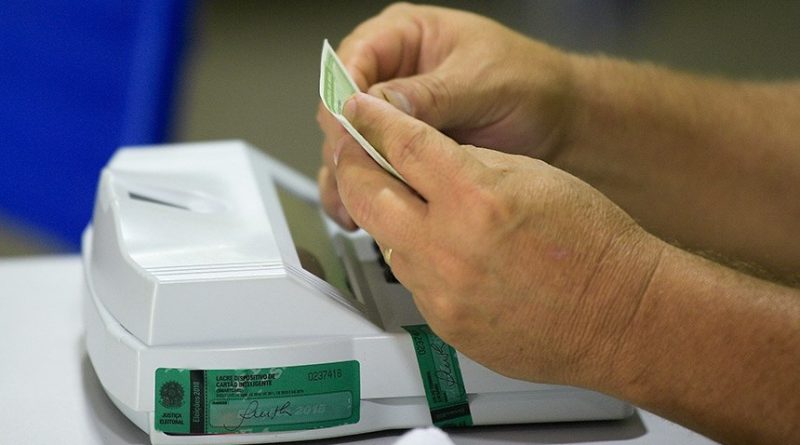 Dois últimos eleitores acompanham impressão do boletim de urna   Fonte: Agência Senado