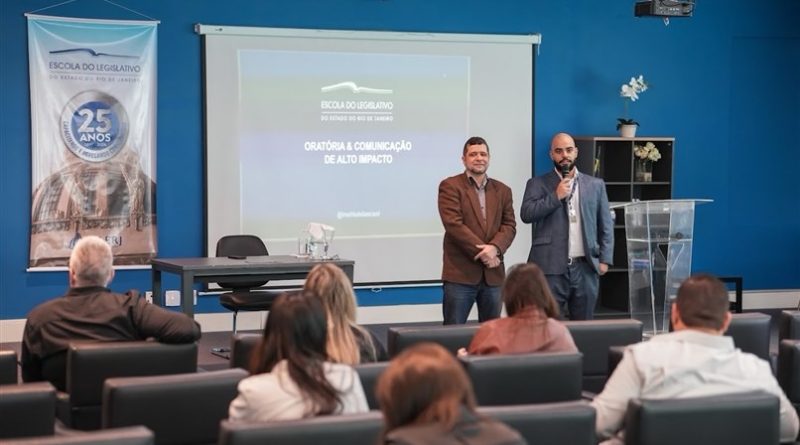 Palestra na ELERJ capacita servidores em técnicas de oratória e comunicação
