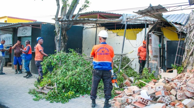 Defesa Civil de Meriti remove árvores e estruturas danificadas no Grande Rio