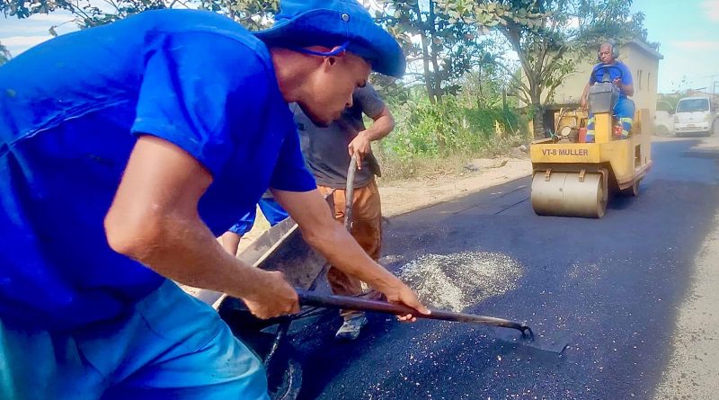 Prefeitura de Belford Roxo realiza obras de colocação&nbsp;de novo asfalto na Estrada Xerém no Recantus