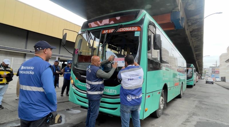 Fiscalização no Terminal Rodoviário Intermunicipal de Nova Iguaçu encontra irregularidades e interdita cinco ônibus