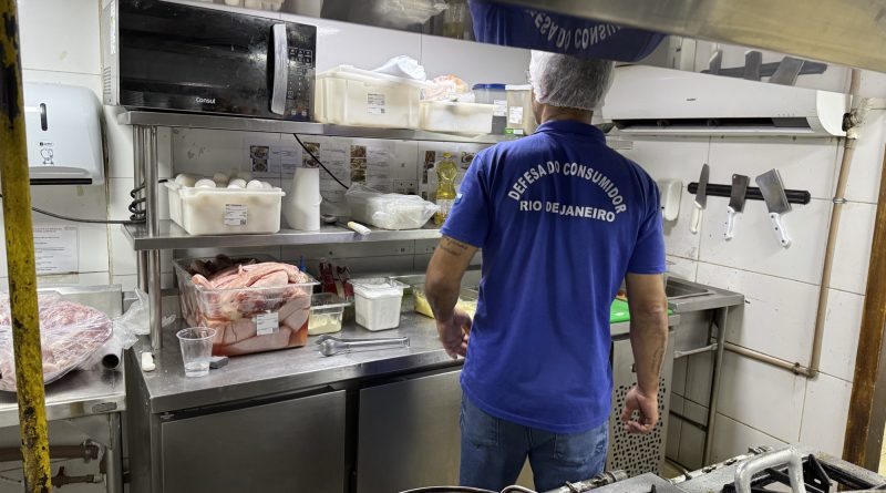 Fiscalização encontra 14,2 quilos de alimentos impróprios para consumo em bares e restaurantes da Barra da Tijuca