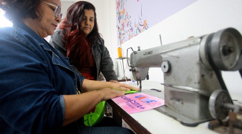 Projeto da Secretaria da Mulher de Nova Iguaçu capacita mulheres e ajuda animais à espera de adoção