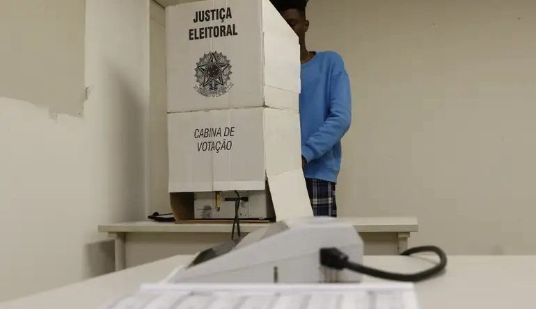 Eleições 2026: Juventude se afasta das urnas, apontam dados do TSE