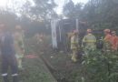 Ônibus tomba na BR-040, em Petrópolis, e deixa oito mortos