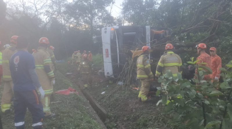 Ônibus tomba na BR-040, em Petrópolis, e deixa oito mortos