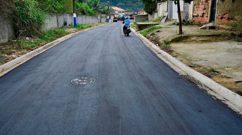 Prefeitura de Belford Roxo asfalta&nbsp;e revitaliza ruas do bairro Shangrilá