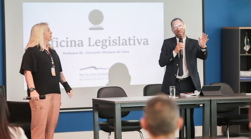 Alunos da ELERJ vivenciam rotina do parlamento em sessão plenária simulada e encerram atividades da oficina legislativa
