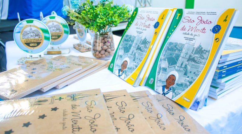 Meriti lança livro didático sobre história do município
