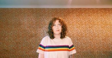 Bienal do Livro Rio lança ‘Estação Bienal’ e traz a britânica Alice Oseman para sessão com leitores no Rio, em parceria com Companhia das Letras