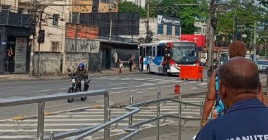 Mais de 15 ônibus são usados como barricadas em vias da Zona Norte