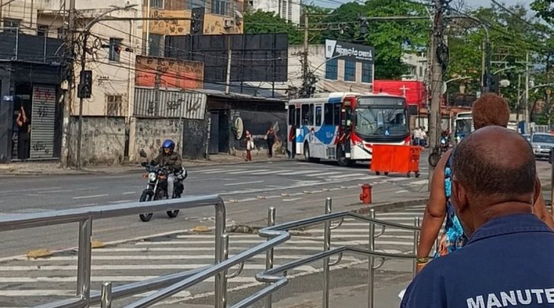 Mais de 15 ônibus são usados como barricadas em vias da Zona Norte