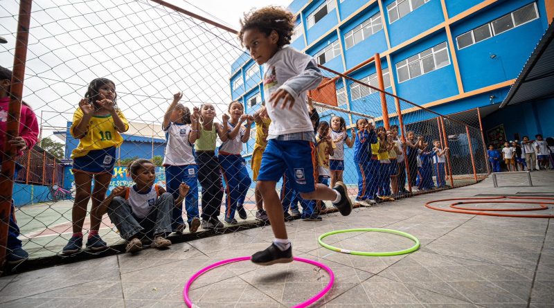 Escola Municipal de Nova Iguaçu resgata brincadeiras de outras gerações em atividades recreativas