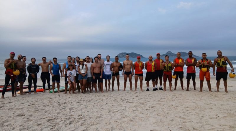 Corpo de Bombeiros resgata 20 pessoas à deriva no mar da Barra