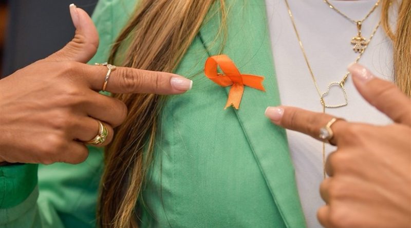 Agosto Laranja: Lei aprovada pela ALERJ amplia acessibilidade para pessoas com esclerose múltipla e outras doenças neurodegenerativas