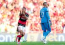 Com dois gols de Samuel Lino, Flamengo vence Botafogo no Brasileirão