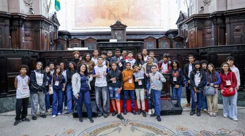 ALERJ: Alunos de Macaé conhecem História do Legislativo em visita Guiada ao Palácio Tiradentes