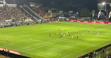Com um a menos, Vasco vence Vitória pelas quartas da Copa do Brasil