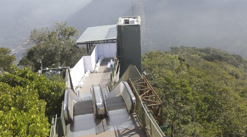 Escadas rolantes do Cristo Redentor são desligadas para obras
