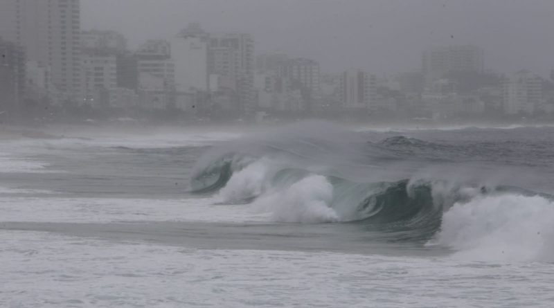 Marinha emite aviso de ressaca com ondas de até 2,5 metros
