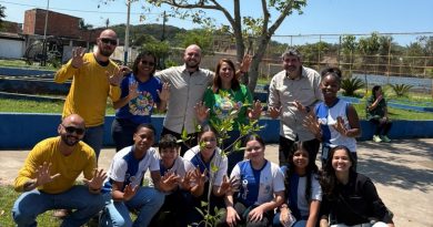 Escola José Pinto Teixeira encerra a Semana da Árvore com palestras e plantio de mudas na praça