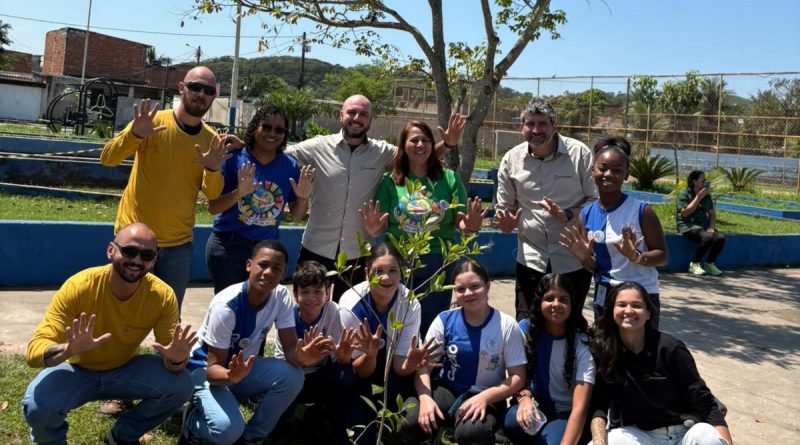 Escola José Pinto Teixeira encerra a Semana da Árvore com palestras e plantio de mudas na praça