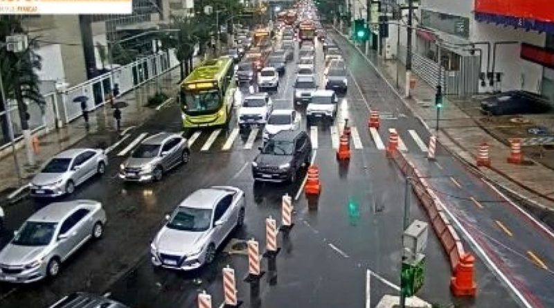 Chuva e deslizamento complicam trânsito na Ponte, BR-101 e RJ-104 nesta segunda
