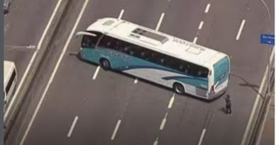 Ônibus escolares são usados como barricadas na Linha Vermelha