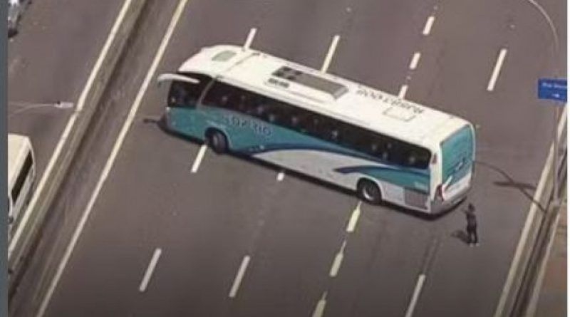 Ônibus escolares são usados como barricadas na Linha Vermelha