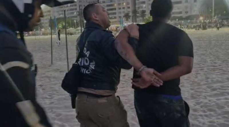 Homem é preso por cobrar R$ 1 mil em biscoito e biquíni na Zona Sul