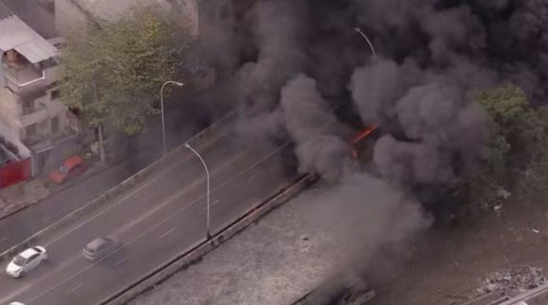 Incêndio sob viaduto interdita acesso ao Túnel Noel Rosa