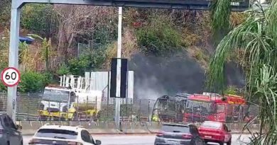 Ônibus pega fogo e interdita faixa da Linha Amarela