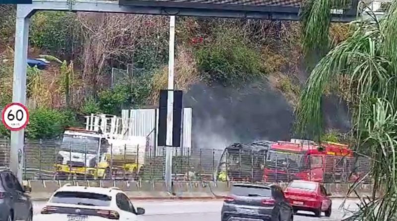 Ônibus pega fogo e interdita faixa da Linha Amarela