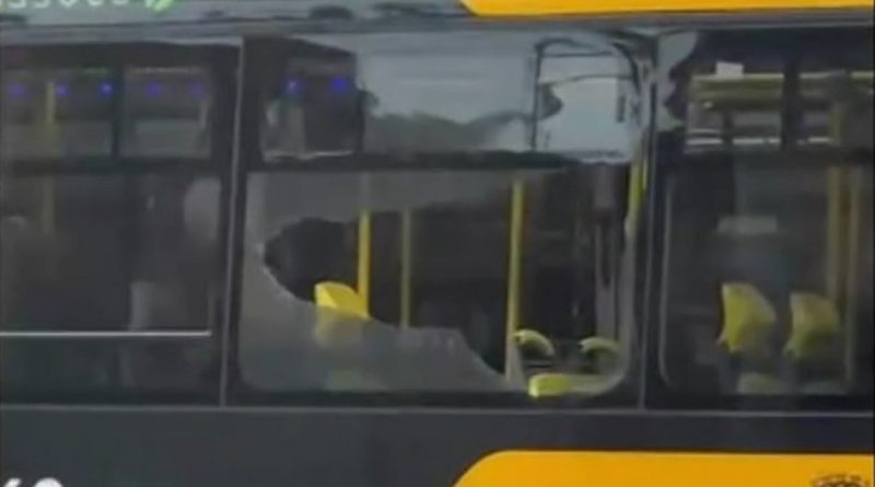 Homem morre após ser baleado dentro de ônibus do BRT na Zona Sudoeste