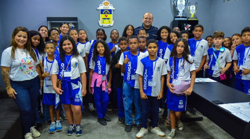 Alunos da Escola Municipal Francisco Rangel Peçanha participa do programa ‘Minha Escola Azul’ no batalhão de Belford Roxo