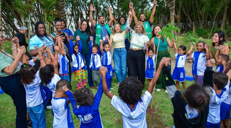 Prefeita de Belford Roxo Mariana Canella e Secretária de Meio Ambiente lançam Projeto Bosque Escola com plantio de mudas com alunos