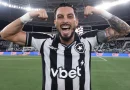 Alex Telles celebra Tite no Botafogo: ‘O cara certo’