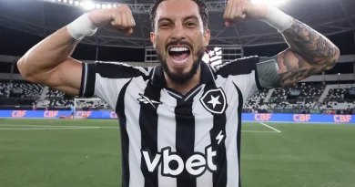 Alex Telles celebra Tite no Botafogo: ‘O cara certo’