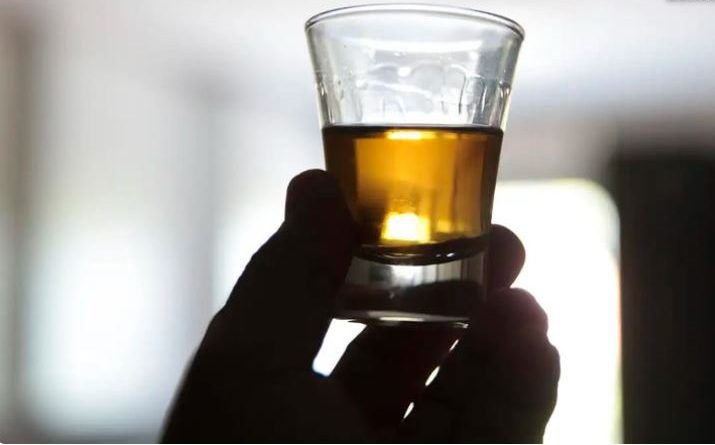 Gosto amargo: ANP propõe substância que denuncia etanol em bebidas clandestinas
