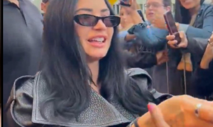 Demi Lovato desembarca no Rio e atende fãs antes do Rock in Rio