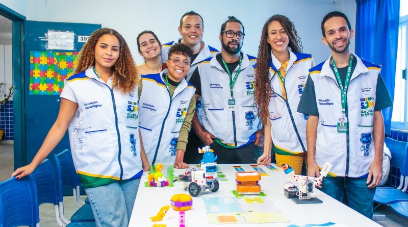Alunos de Meriti aprendem noções de robótica em oficina prática